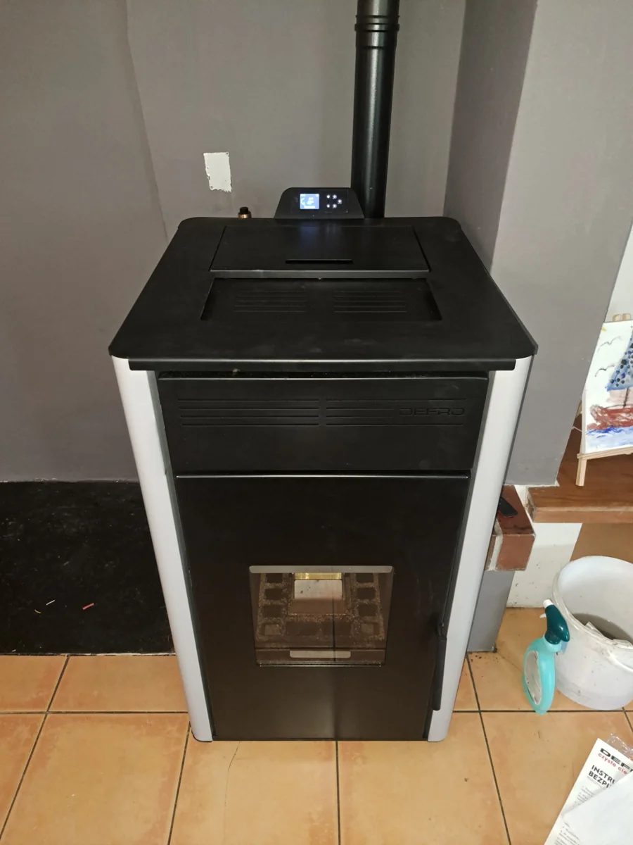 Instalovaná automatická peletová kamna DEFRO